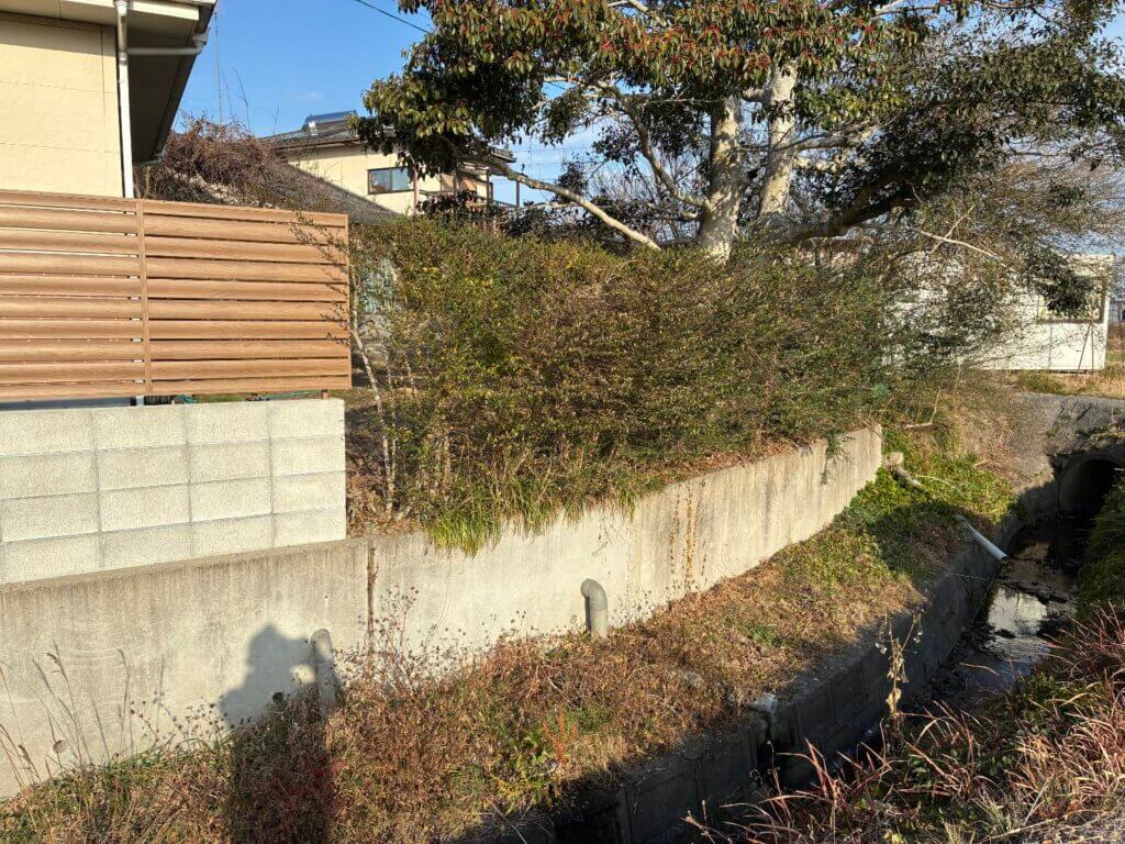 江上トーヨー住器の【大分県宇佐市】外構事例|LIXIL樹脂デッキとフェンスAAで手入れがラクなローメンテナンス庭園改修の施工事例詳細写真1